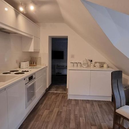 Modern And Spacious 2 Bedroom Apartment With Free Parking Glyn Ceiriog ภายนอก รูปภาพ