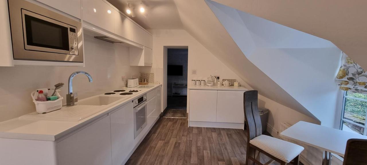 Modern And Spacious 2 Bedroom Apartment With Free Parking Glyn Ceiriog ภายนอก รูปภาพ