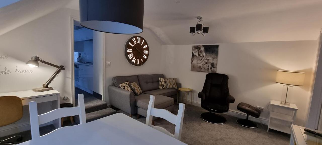 Modern And Spacious 2 Bedroom Apartment With Free Parking Glyn Ceiriog ภายนอก รูปภาพ