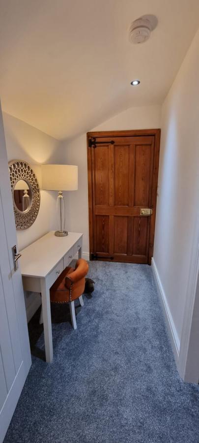 Modern And Spacious 2 Bedroom Apartment With Free Parking Glyn Ceiriog ภายนอก รูปภาพ