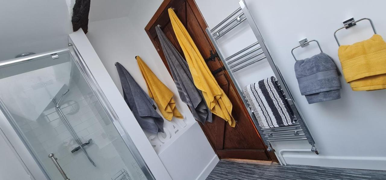 Modern And Spacious 2 Bedroom Apartment With Free Parking Glyn Ceiriog ภายนอก รูปภาพ