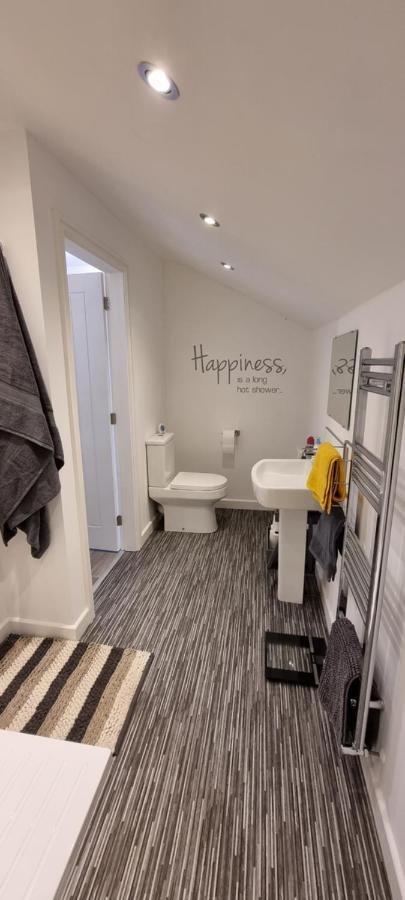 Modern And Spacious 2 Bedroom Apartment With Free Parking Glyn Ceiriog ภายนอก รูปภาพ