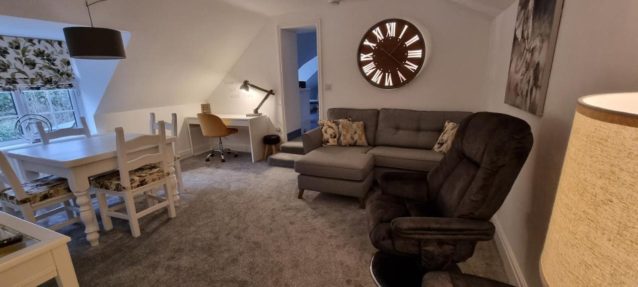 Modern And Spacious 2 Bedroom Apartment With Free Parking Glyn Ceiriog ภายนอก รูปภาพ