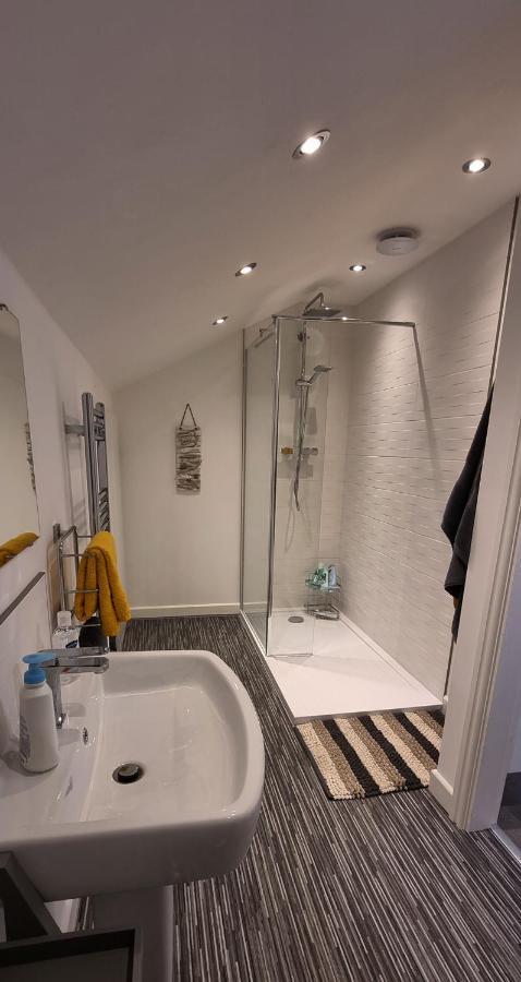 Modern And Spacious 2 Bedroom Apartment With Free Parking Glyn Ceiriog ภายนอก รูปภาพ