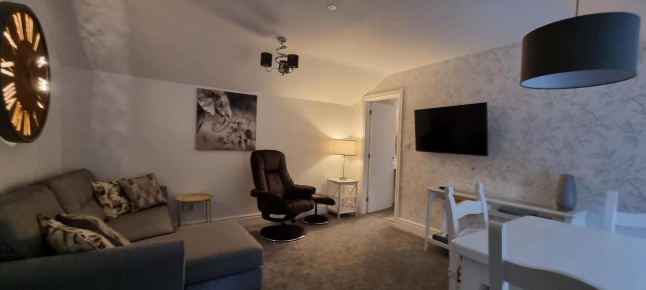 Modern And Spacious 2 Bedroom Apartment With Free Parking Glyn Ceiriog ภายนอก รูปภาพ