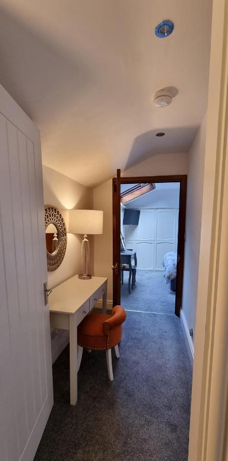 Modern And Spacious 2 Bedroom Apartment With Free Parking Glyn Ceiriog ภายนอก รูปภาพ