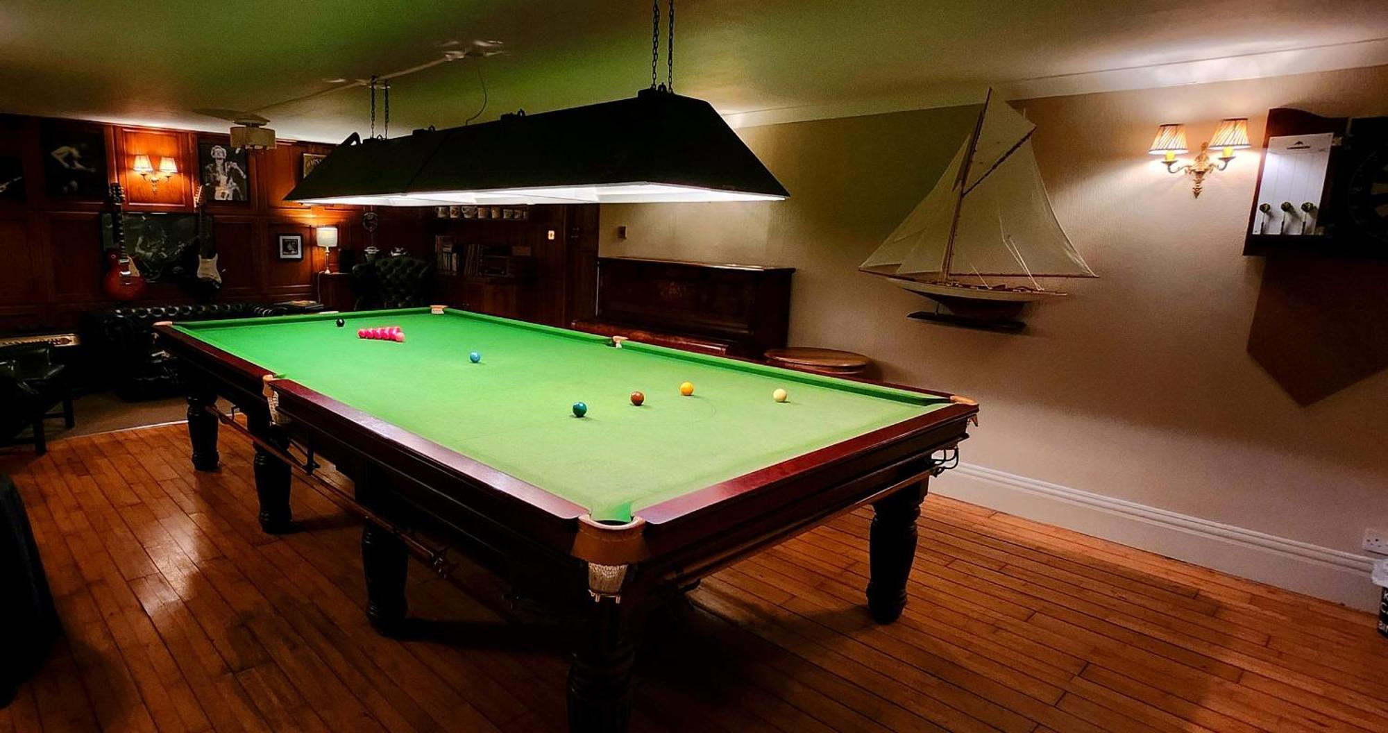 Modern And Spacious 2 Bedroom Apartment With Free Parking Glyn Ceiriog ภายนอก รูปภาพ